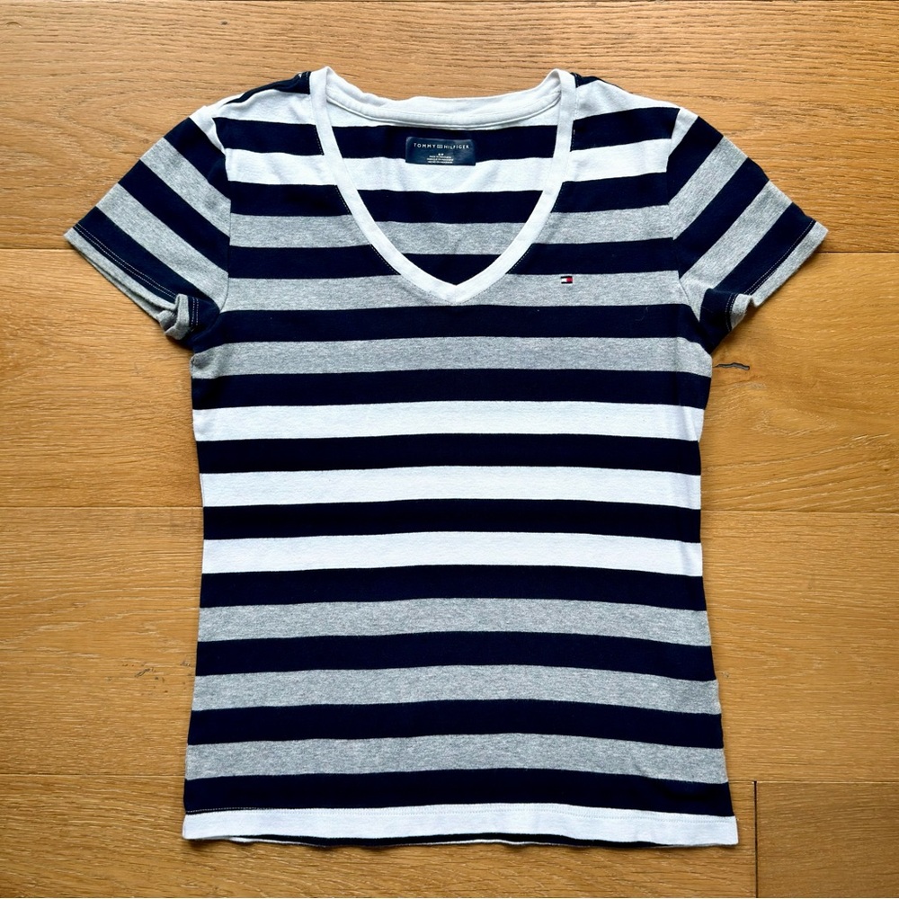 Tommy Hilfiger Y2K Normcore Striped Black White Gray V-Neck Tee Womens Small EUC